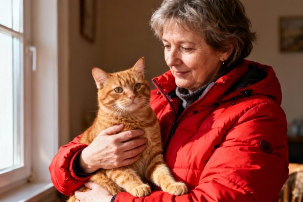 Femme de 55 ans tenant son chat roux portant un manteau rouge dans un intérieur chaleureux avec lumière naturelle